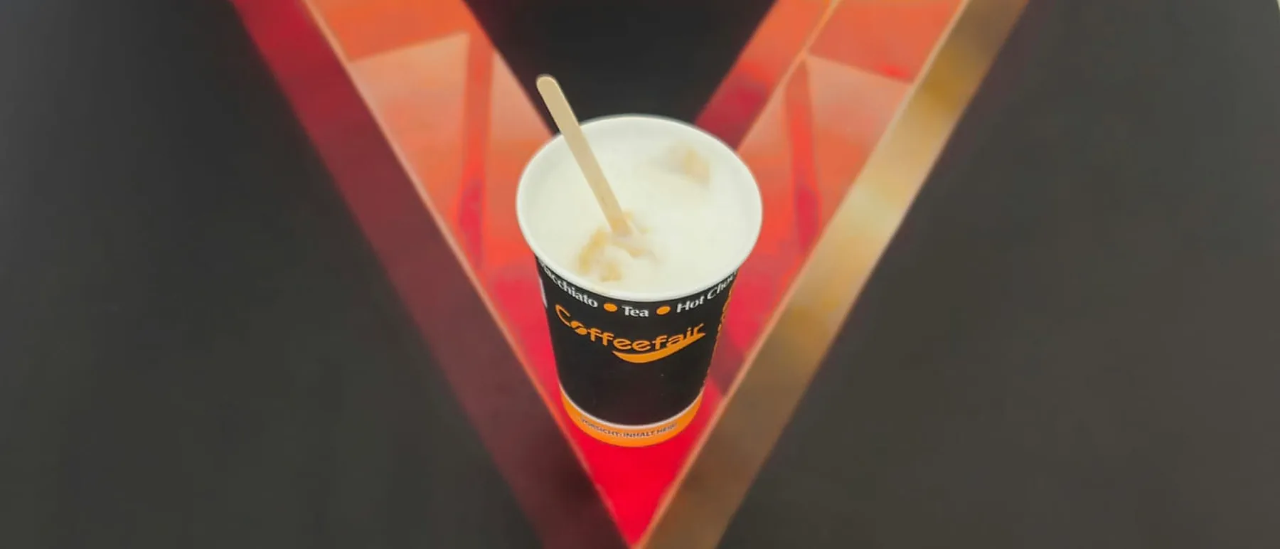 CoffeeFair-beker met verse cappuccino op een V-BRAKE-paneel