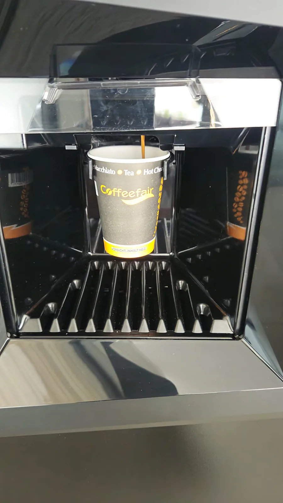 Verse espresso loopt in een CoffeeFair-beker
